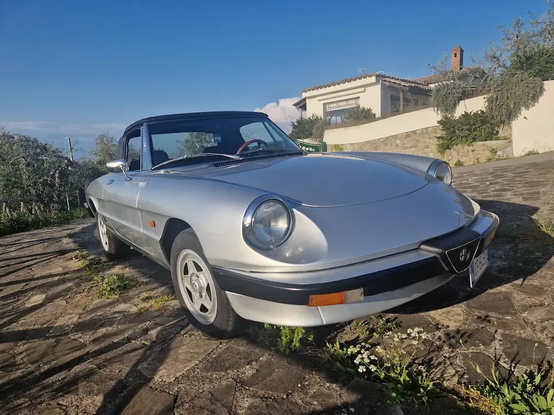 Alfa Romeo Spider Series III — Silver, vintage car for hire in Sorrento