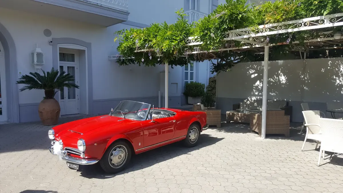Fiat 124 Spider, vintage car for hire in Sorrento